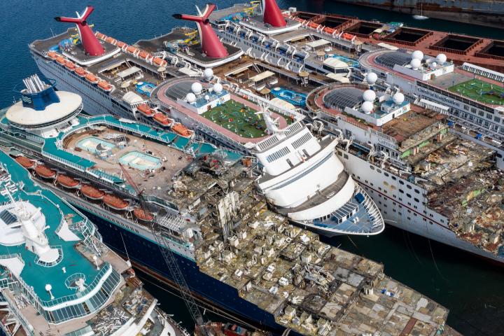 Vista aérea tomada con un dron donde se observan cinco cruceros de lujo siendo desmantelados para obtener chatarra en el puerto de reciclaje de barcos de Aliaga el 2 de octubre de 2020 en Izmir, Turquía.