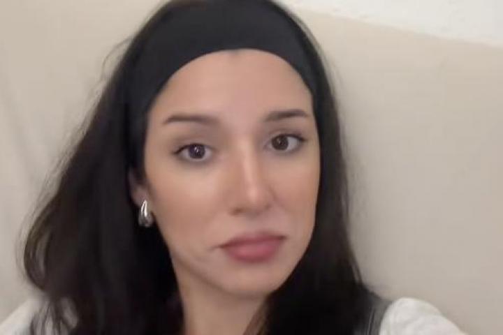 Delfina Solo, diseñadora argentina, durante su vídeo en el que comenta con humor cómo reacciona la gente a su acento rioplatense en España.