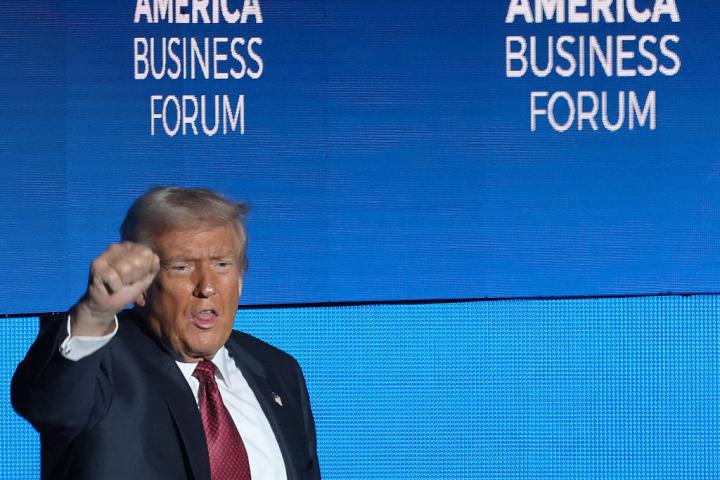 Donald Trump levanta el puño al salir del escenario durante el Foro Empresarial Estadounidense en el Centro Kaseya en Miami (Florida), el 5 de noviembre de 2025.
