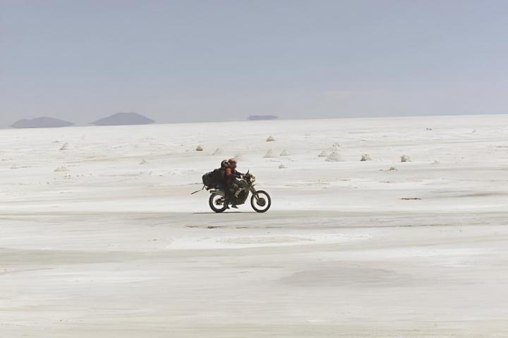 Dos motociclistas atravesando el Salar de Uyuni, el mayor desierto de sal del mundo