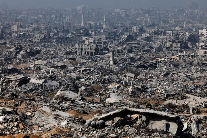 Una masa de escombros, restos de los edificios destrozados por Israel en sus dos años de ataque, en la zona de Shujaiya, Gaza.