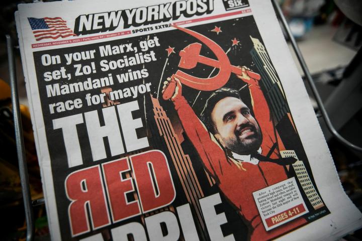 Portada del periódico 'New York Post' con el nuevo alcalde de Nueva York, Zohran Mamdani, con los brazos en alto y el símbolo comunista de la hoz y el martillo.