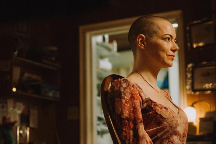 Emma Stone, con la cabeza rapada, en un fotograma de 'Bugonia'.