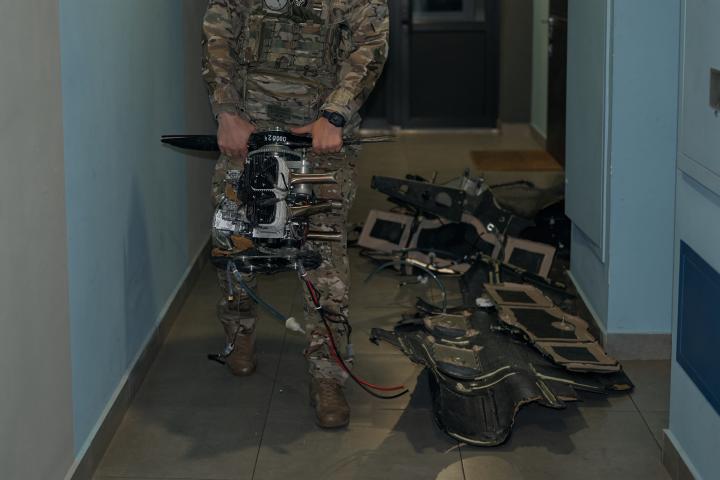 Los servicios de emergencia y la policía ucranianos inspeccionan un dron ruso Shahed-136 que no llegó a detonar dentro de un apartamento civil y retiran cuidadosamente sus fragmentos del edificio tras el ataque nocturno.