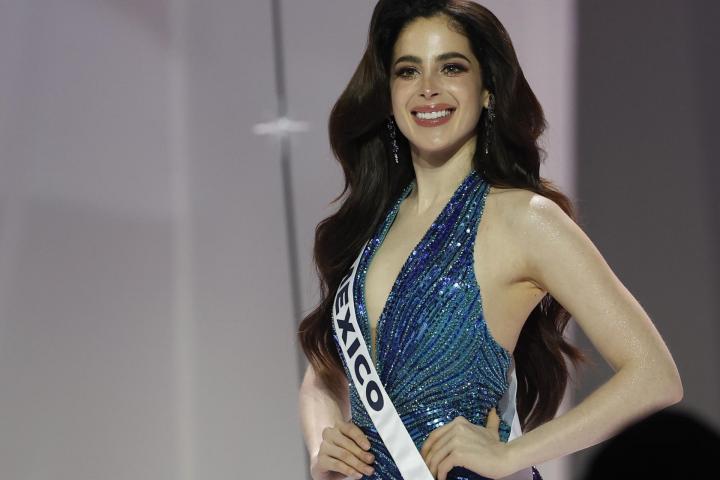 Fátima Bosch, Miss México, pasea con las manos en la cintura y un traje de lentejuelas azules en la gala de presentación de Miss Universo 2025 en Bangkok.