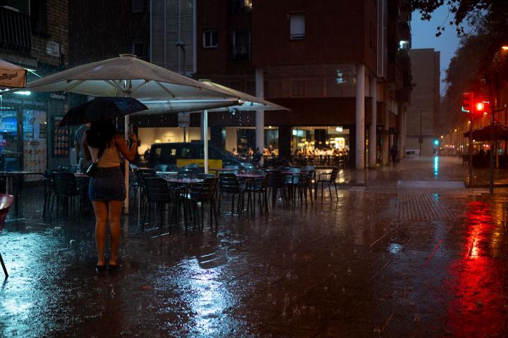 Personas se protegen de la lluvia en el centro de Barcelona, en una fotografía de septiembre pasado.