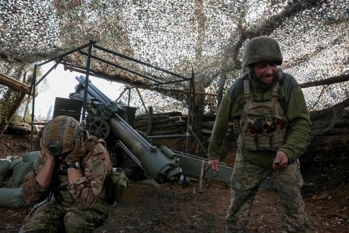 Soldados ucranianos de la 152º Brigada Jaeger Separada abren fuego de mortero contra posiciones rusas, operando una lanzadora M114, en algún punto en la ciudad de Pokrovsk (Donetsk, Donbás).