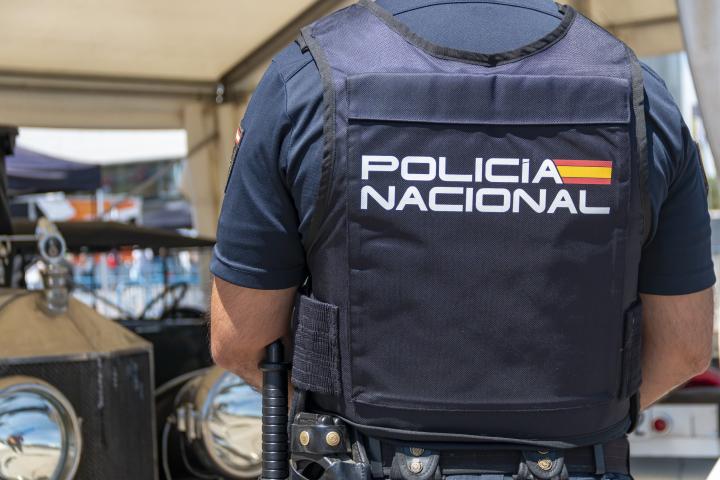 Un efectivo de Policía Nacional posa de espaldas durante una operación