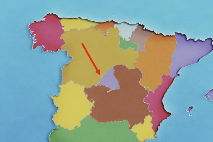 Un mapa político de España con una flecha señalando el pueblo de Madrid que está en Segovia