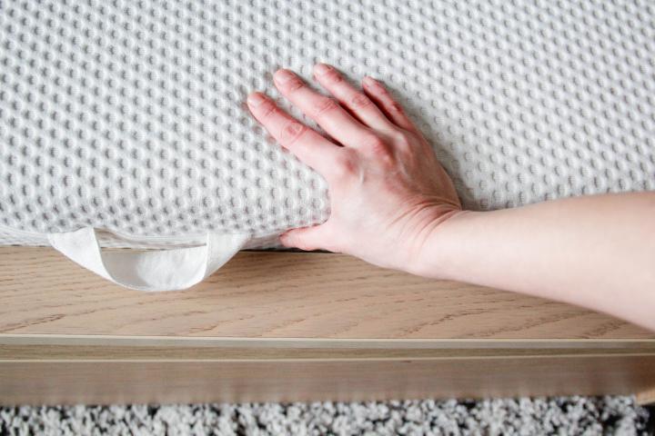 Una mujer levanta un colchón en busca de chinches