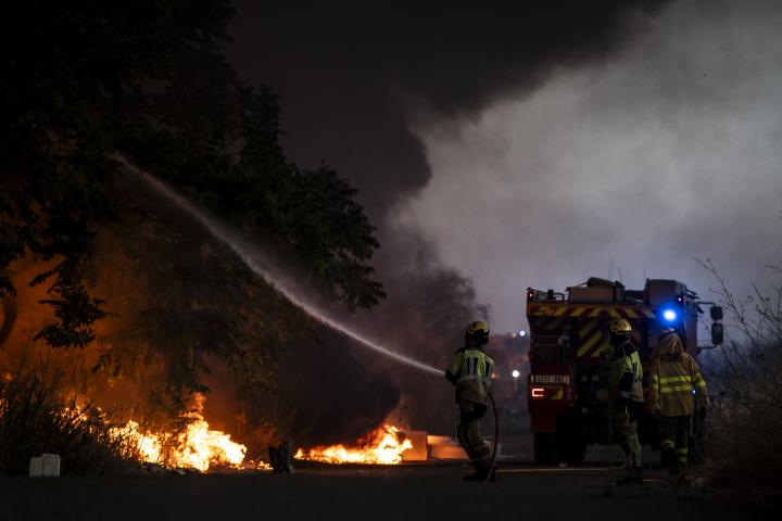 Unos bomberos luchan contra el fuego en los incendios de este verano.
