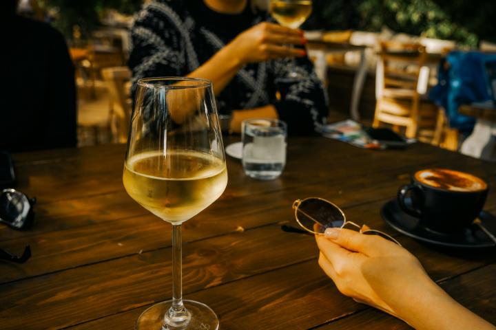 Ambiente en una cena, en una imagen de archivo