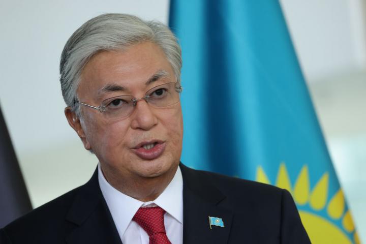 El presidente kazajo, Kassym-Jomart Tokayev, atiende a los medios el 28 de septiembre de 2023 en Berlín (Alemania).