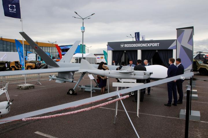 Gente observando el vehículo aéreo no tripulado Orion E, suministrado por Rosoboronexport en San Petersburgo, en la Segunda Cumbre del Foro Económico y Humanitario Rusia-África 2023.