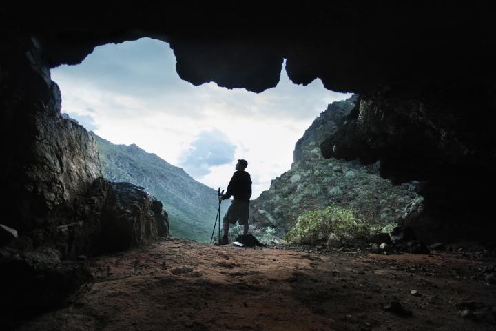 Joven en una cueva