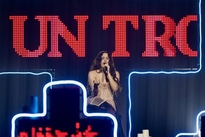 Rosalía, cantando 'Reliquia' en Los40 Music Awards Santander 2025.