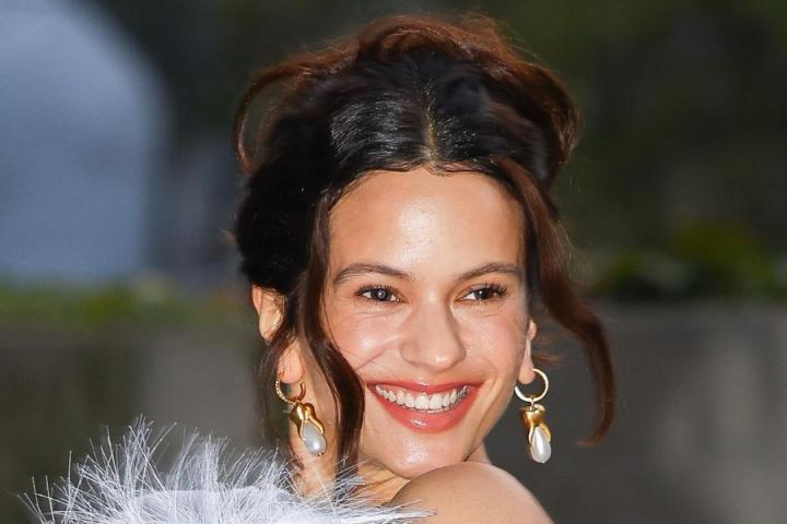 Primer plano de Rosalía sonriendo en la semana de la moda de París
