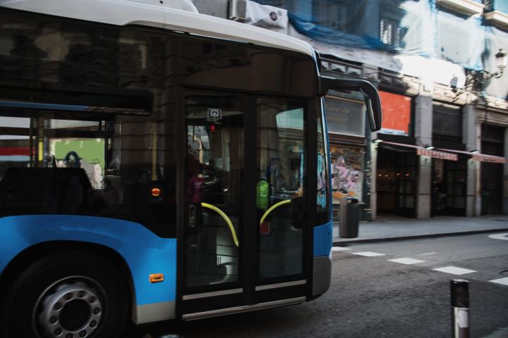 Un autobús urbano de Madrid circulando por una de las calles de la capital.