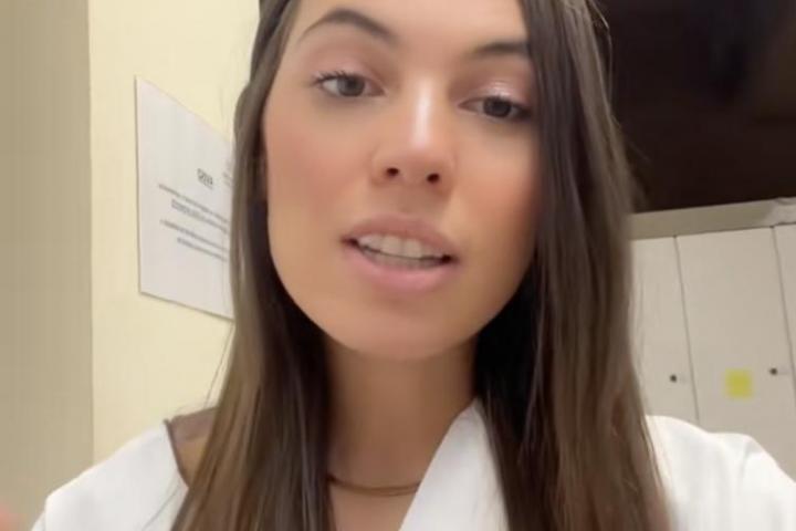 Una dentista en un vídeo de TikTok