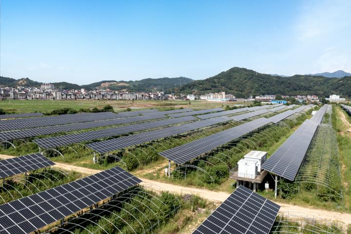 Vista aérea de una planta de energía solar en una granja.