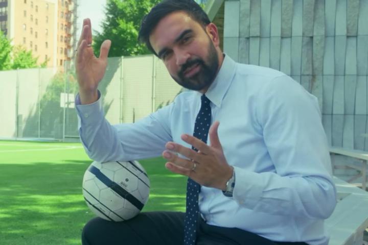Zohran Mamdani, alcalde electo de Nueva York, sostiene un balón de fútbol en un vídeo de campaña de septiembre de 2025.