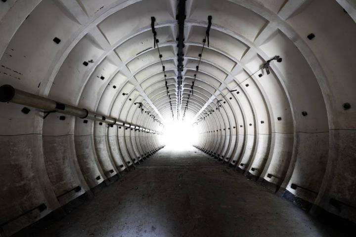 Búnker abandonado en un antiguo terreno militar soviético en los bosques del estado de Brandeburgo, Alemania. Se rumorea que estos búnkeres también sirvieron como almacén de misiles nucleares