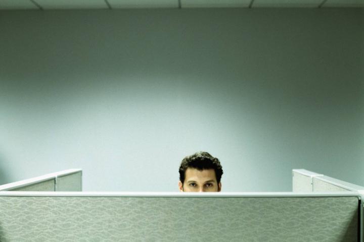 Hombre aburrido en el trabajo