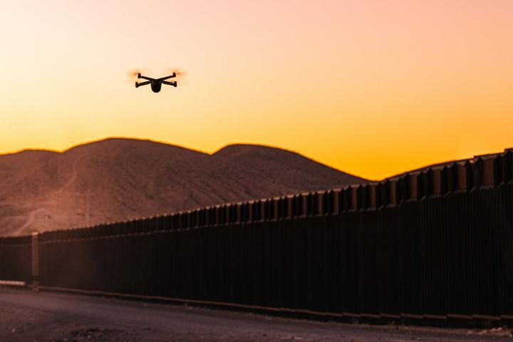 Un dron (UAV) equipado con una cámara sobrevuela la frontera entre Estados Unidos y México, cerca de El Paso, Texas.