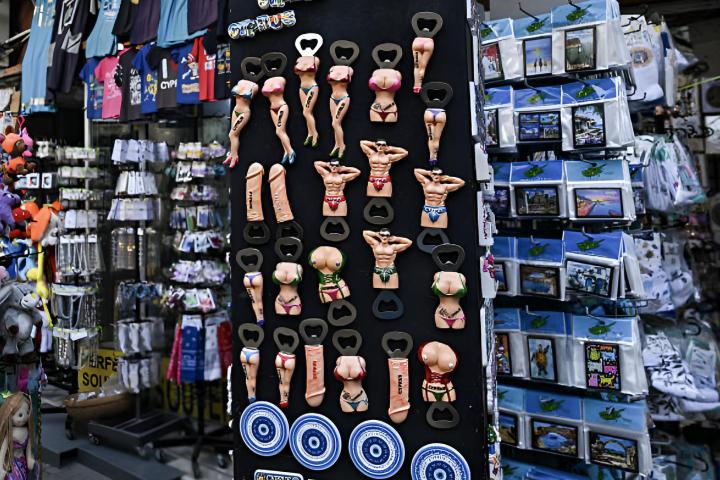 Una tienda de souvenirs con imanes eróticos a la venta