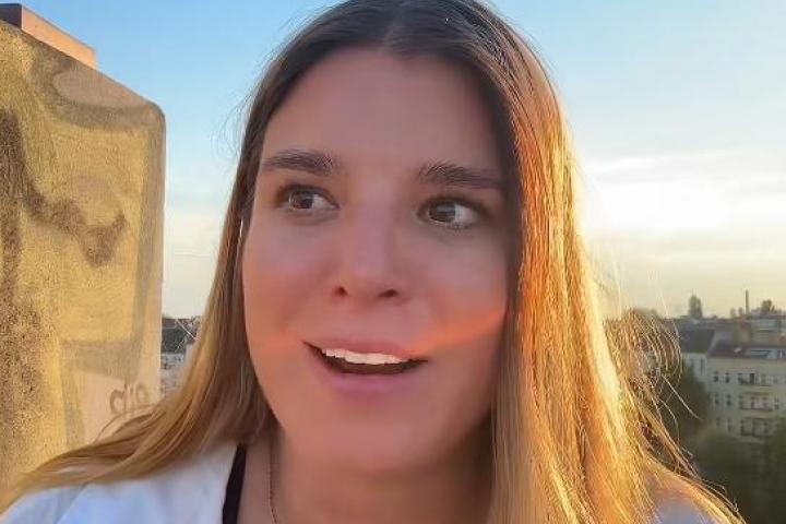 Captura del vídeo de Mimiworkbestie en TikTok, explicando las razones de su estancia en Alemania.