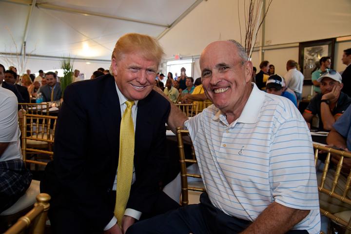 Donald Trump y Rudy Giuliani, en el primer torneo anual de golf de los Yankees en Trump Golf Links (Nueva York), en 2015.