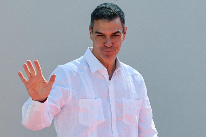 El presidente del Gobierno español, Pedro Sánchez, con guayabera blanca, llega a la cumbre UE-CELAC, en Santa Marta (Colombia), el 9 de noviembre de 2025.