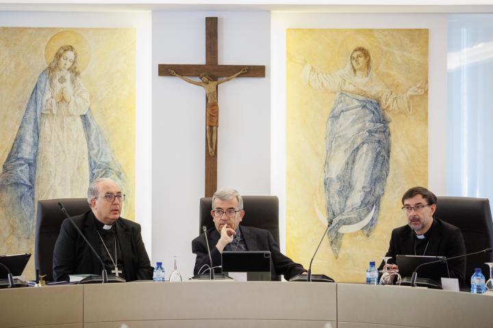 Francisco César García Magán, secretario general de la CEE, Luis Javier Argüello García, presidente de la institución, y el cardenal José Cobo.