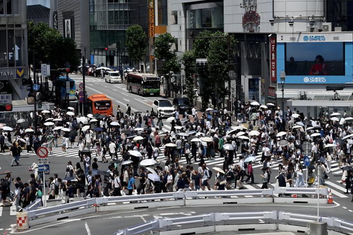 Decenas de personas cruzando un paso de cebra en Japón