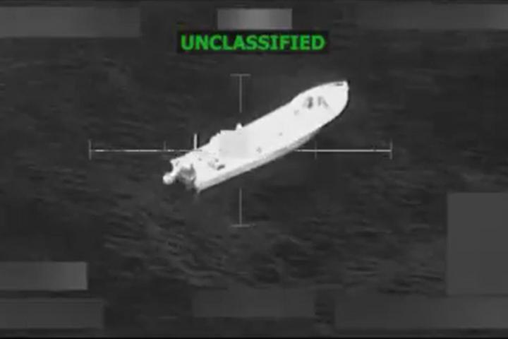 Imagen del momento del ataque a una narcolancha.