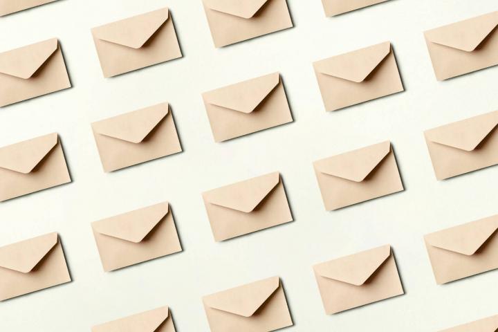 Patrón de sobres marrones colocados sobre un fondo beige