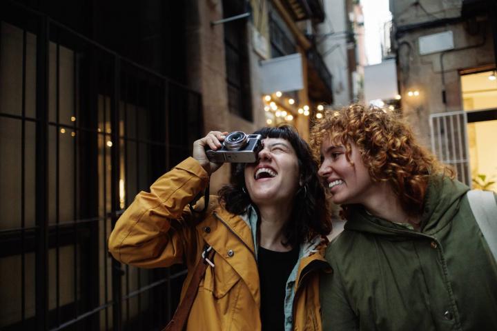 Tomando fotos mientras hacen turismo