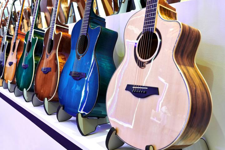 Un grupo de guitarras en un expositor.