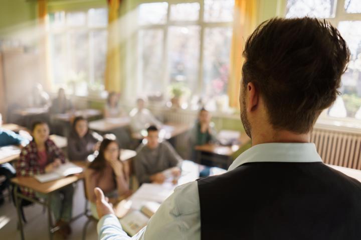 Un profesor dando clase, en una imagen de recurso