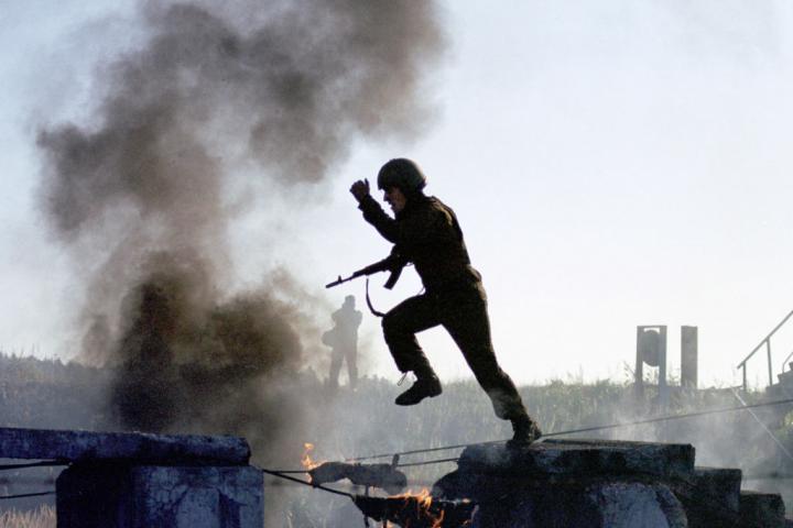 Un soldado ruso corre con su equipo de combate durante el entrenamiento de élite en las afueras de Moscú, en una imagen de archivo.