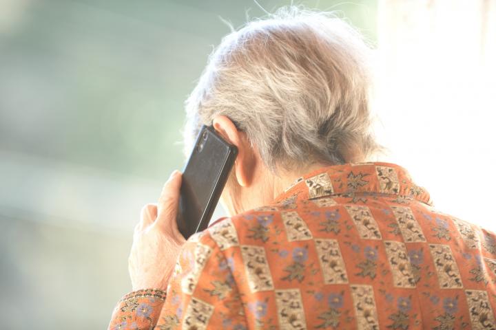 Una mujer anciana habla por teléfono, en una imagen de archivo.