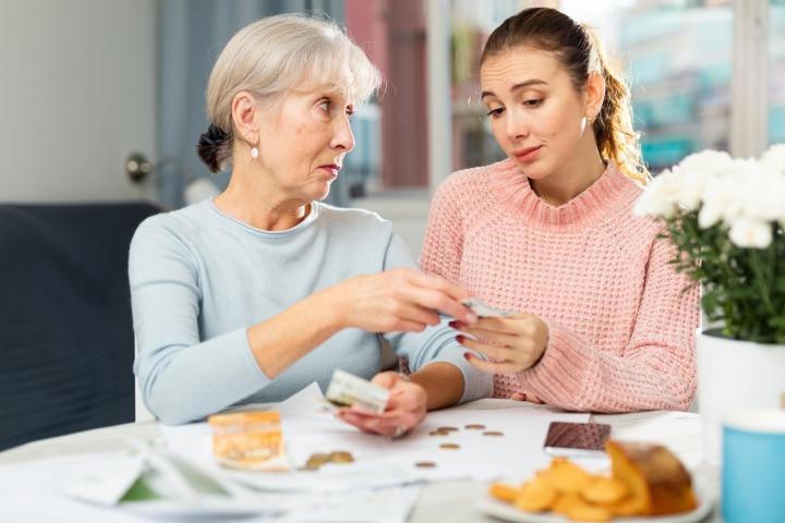 Una mujer recibe dinero de su madre.