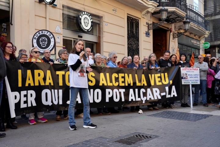 Asociaciones de víctimas de la DANA, en su protesta frente al Parlamento Valenciano este martes