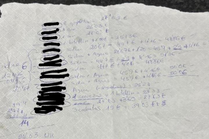 Unos profesores quieren pagar por separado y entregan una hoja llena de sumas y restas para ver cuánto tiene que pagar cada uno.