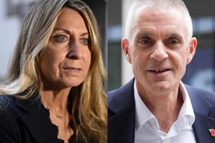 Deborah Turness y Tim Davie, los dos dimitidos de la BBC, en sendas imágenes de archivo.