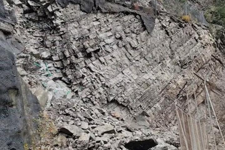 Deslizamiento en la montaña del pueblo de Glystra.