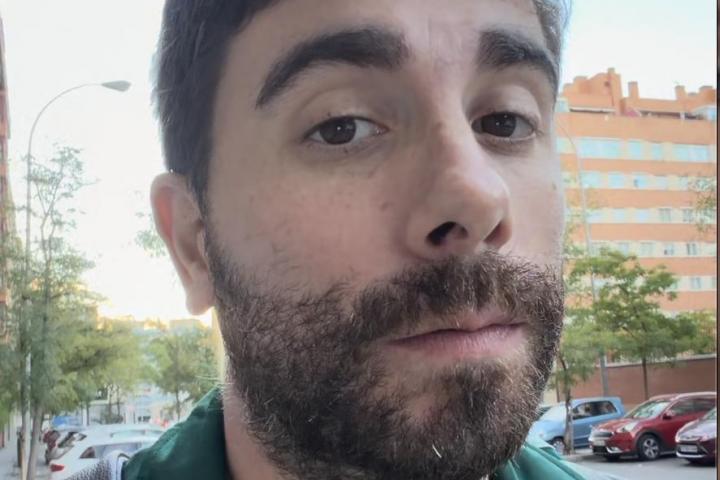 Hombre con barba grabando un vídeo en la calle sobre los efectos de dejar una empresa, en una escena del clip publicado por la cuenta ‘Mejora tu éxito laboral’.