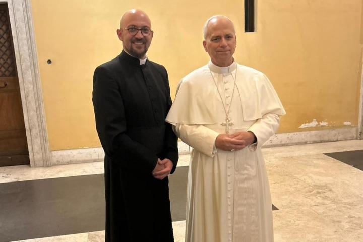 El párroco zamorano Héctor Galán posando con León XIV.