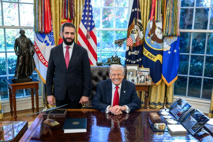 El presidente de Estados Unidos, Donald Trump, posando con homólogo sirio, Ahmed Al-Sharaa, el 10 de noviembre de 2025, en la Casa Blanca.