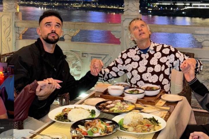 IlloJuan durante un stream enseñando una foto en China junto a Sofía Surfers, Jesús Calleja y TheGrefg.